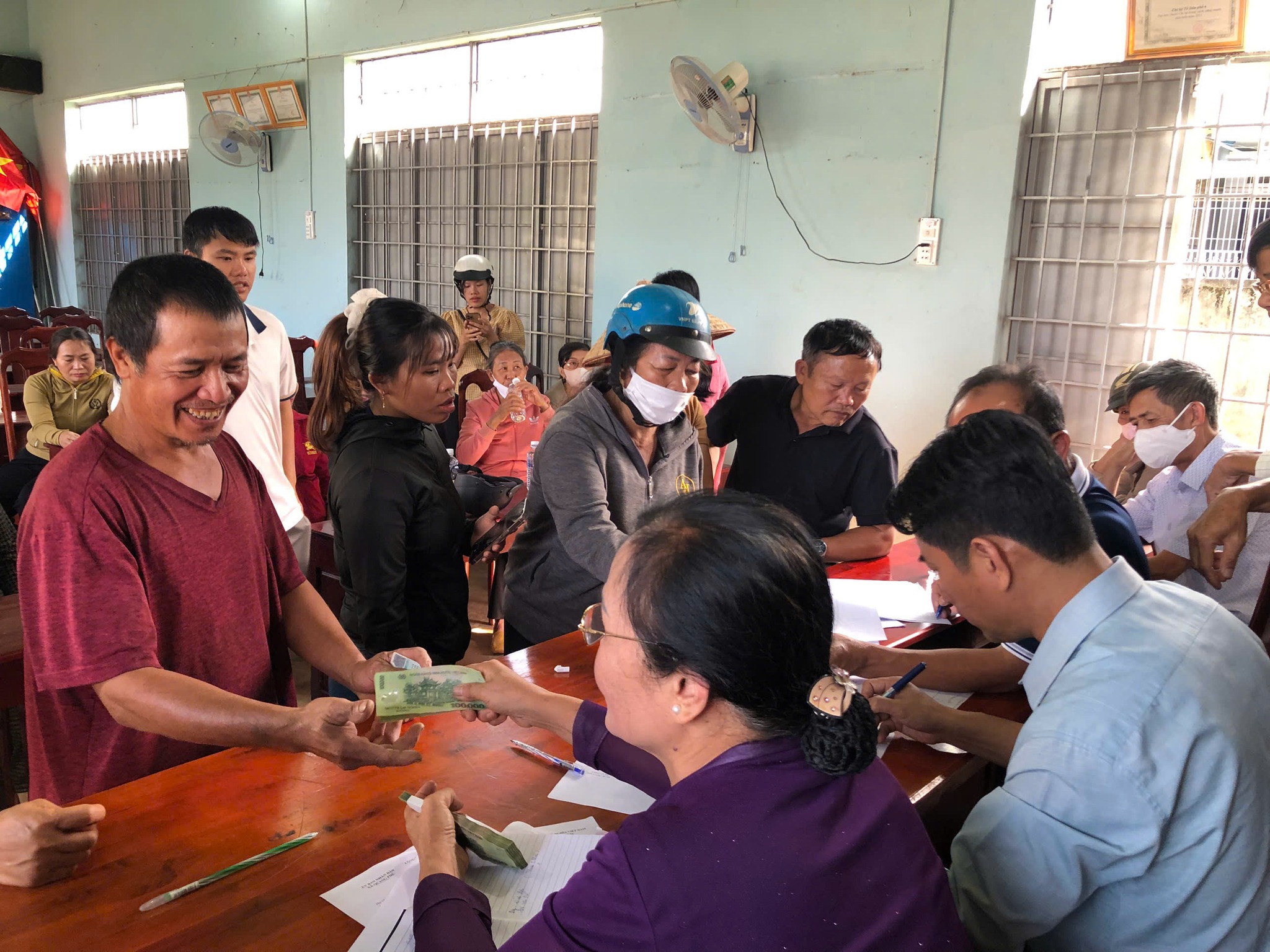Xã Quảng Phú (tỉnh Đắk Lắk) đẩy mạnh thực hiện cấp phát tiền quà 02/09 cho Nhân dân trên địa bàn.
